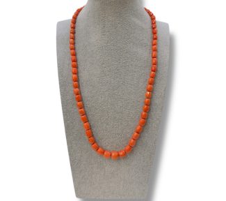 Collana da donna Patricia Oro Creations con barilotti sfaccettati di Corallo Sciacca, un gioiello made in Italy di alta gioielleria.