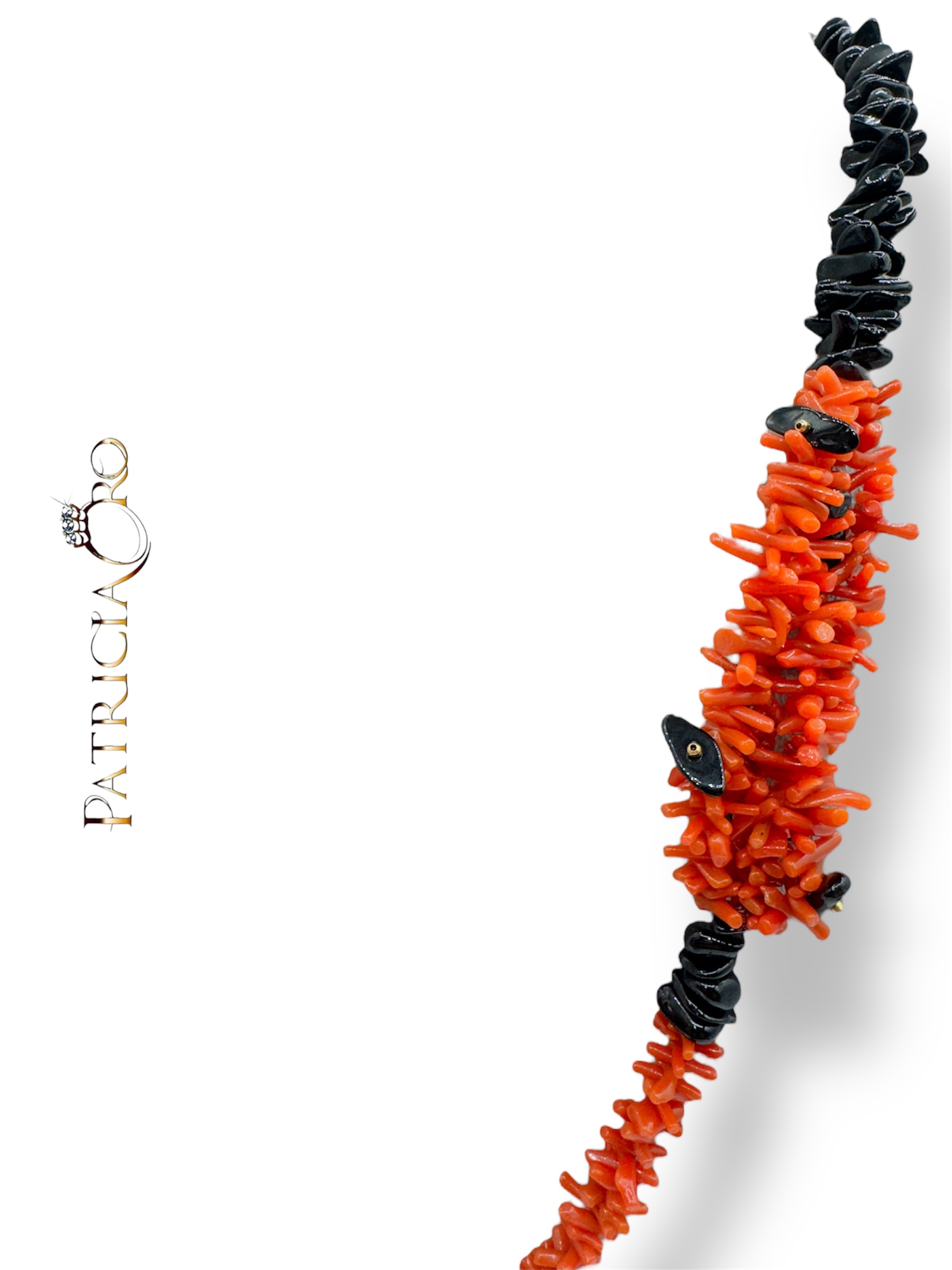 Collana da donna con corallo naturale, un gioiello made in Italy di Patricia Oro Creations, perfetto per un'idea regalo preziosa. (Vista 2)