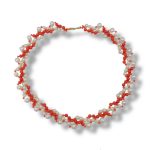 Collana da donna con corallo e perle, gioielli made in italy di Patricia Oro Creations, un'elegante creazione di alta gioielleria. (Vista 2)
