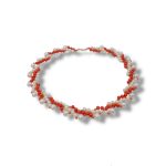 Collana da donna con corallo e perle, gioielli made in italy di Patricia Oro Creations, un'elegante creazione di alta gioielleria.