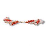 Collana da donna con corallo e perle, gioielli made in italy di Patricia Oro Creations, un'elegante creazione di alta gioielleria. (Vista 3)