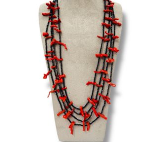 Collana con rami di corallo e spinello, un gioiello made in Italy di Patricia Oro Creations, perfetto per un'idea regalo preziosa.