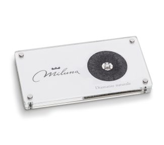 Scopri il Diamante Blister Miluna, un gioiello di lusso che incarna la brillantezza eterna. Un'idea regalo preziosa per celebrare momenti speciali. Esplora la nostra collezione di gioielli diamanti.