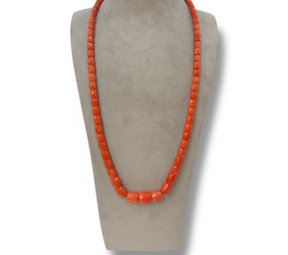 Filo di barilotti in corallo naturale di Sciacca, un gioiello made in italy di Patricia Oro Creations, perfetto per un regalo prezioso.