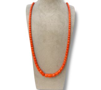 Filo di barilotti sfaccettati in corallo Sciacca, un gioiello made in Italy di Patricia Oro Creations, perfetto per un'idea regalo preziosa.