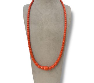 Filo di barilotti sfaccettati in corallo Sciacca, un gioiello made in Italy di Patricia Oro Creations, perfetto per un'idea regalo preziosa.