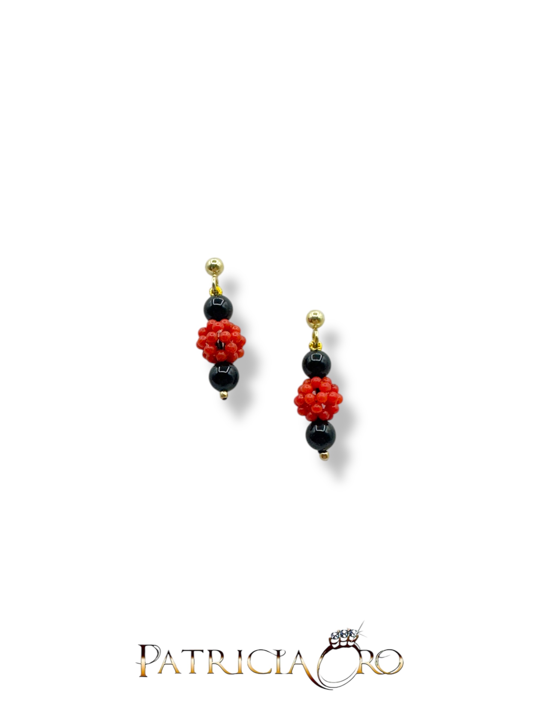 Eleganti orecchini pendenti con corallo e onice, gioielli made in italy di Patricia Oro Creations, perfetti per un regalo prezioso.