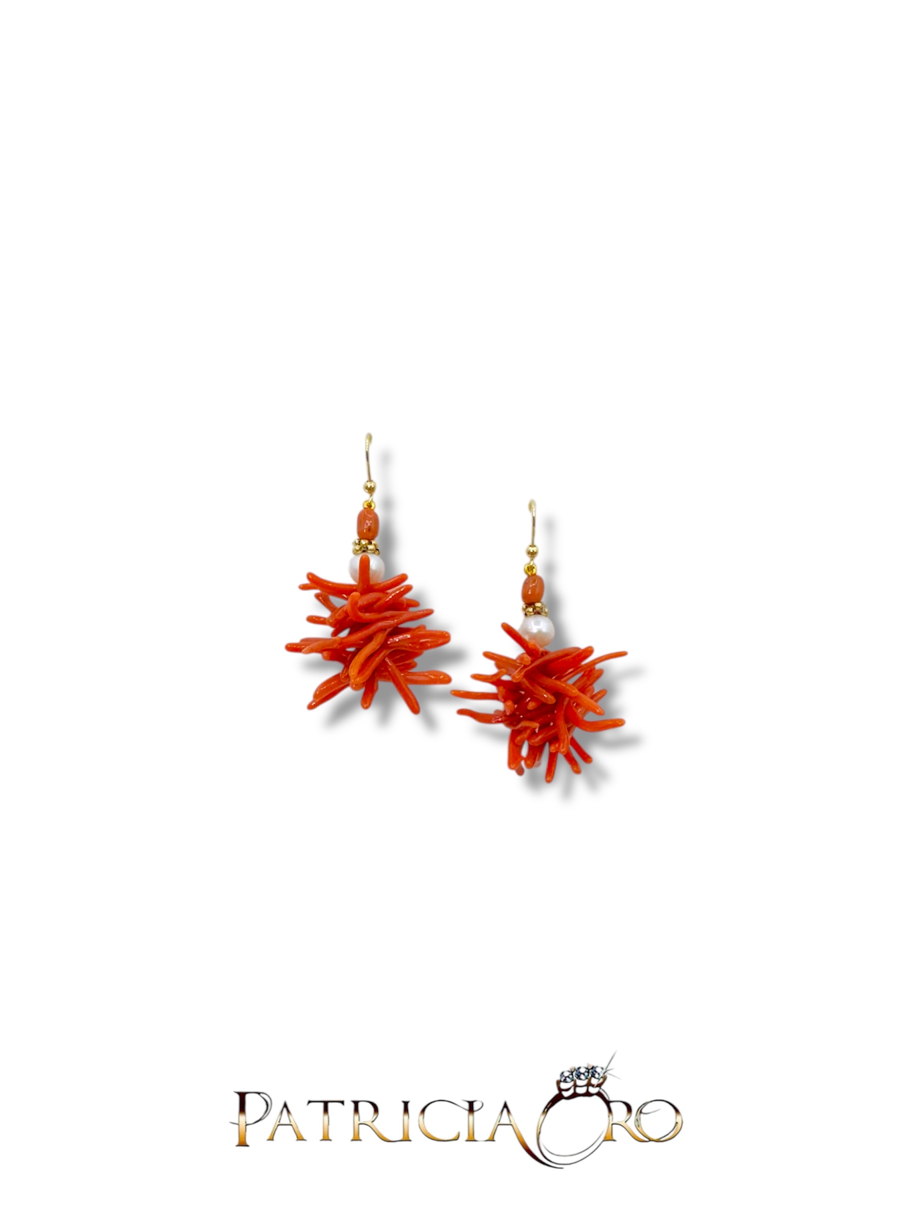 Eleganti orecchini pendenti con corallo naturale e perle preziose, un capolavoro di gioielleria made in italy, perfetti per un'occasione speciale.