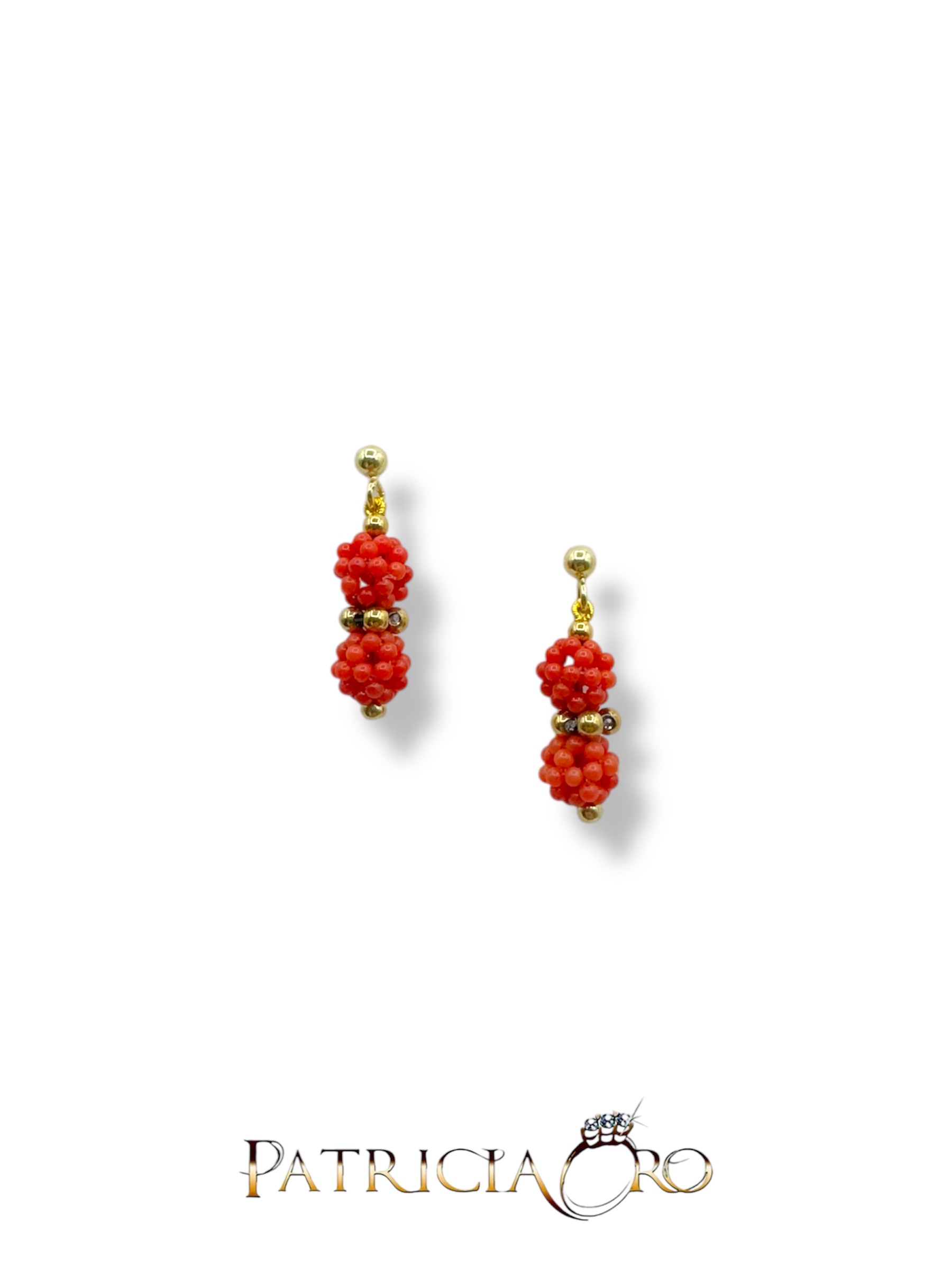 Splendidi orecchini pendenti con corallo vero, un gioiello made in Italy di Patricia Oro Creations, perfetto per un'idea regalo preziosa.