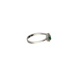 Anello in oro bianco con zirconi colorati, un gioiello di lusso perfetto per un'occasione speciale. (Vista 2)