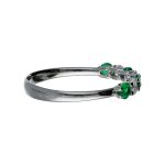 Anello Veretta in oro bianco con zirconi verdi, un gioiello di lusso perfetto per un regalo prezioso. (Vista 2)