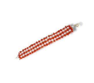 Splendido bracciale da donna con corallo naturale e perle preziose, un gioiello made in italy di Patricia Oro Creations, perfetto per un regalo di lusso. (Vista 2)