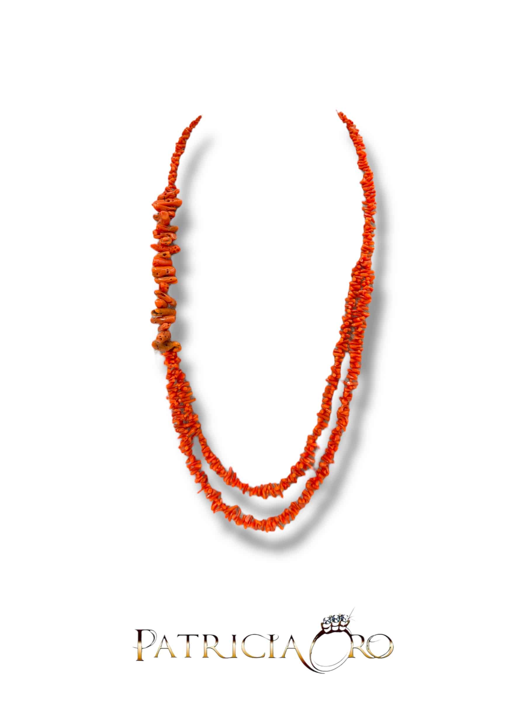 Splendida collana da donna con corallo, un gioiello made in Italy di Patricia Oro Creations. Un'opera di alta gioielleria, perfetta come idea regalo preziosa.