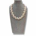 Collana da donna con perle preziose, un gioiello di alta gioielleria perfetto per un'idea regalo preziosa.