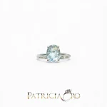 Splendido anello con acquamarina in oro bianco 18k, un gioiello di lusso firmato Davite&Delucchi, perfetto per un'occasione speciale.