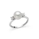 Anello Miluna con Perle e Diamanti: un gioiello di lusso per celebrare l'eleganza e il prestigio, disponibile su Gioielleria Patricia Oro
