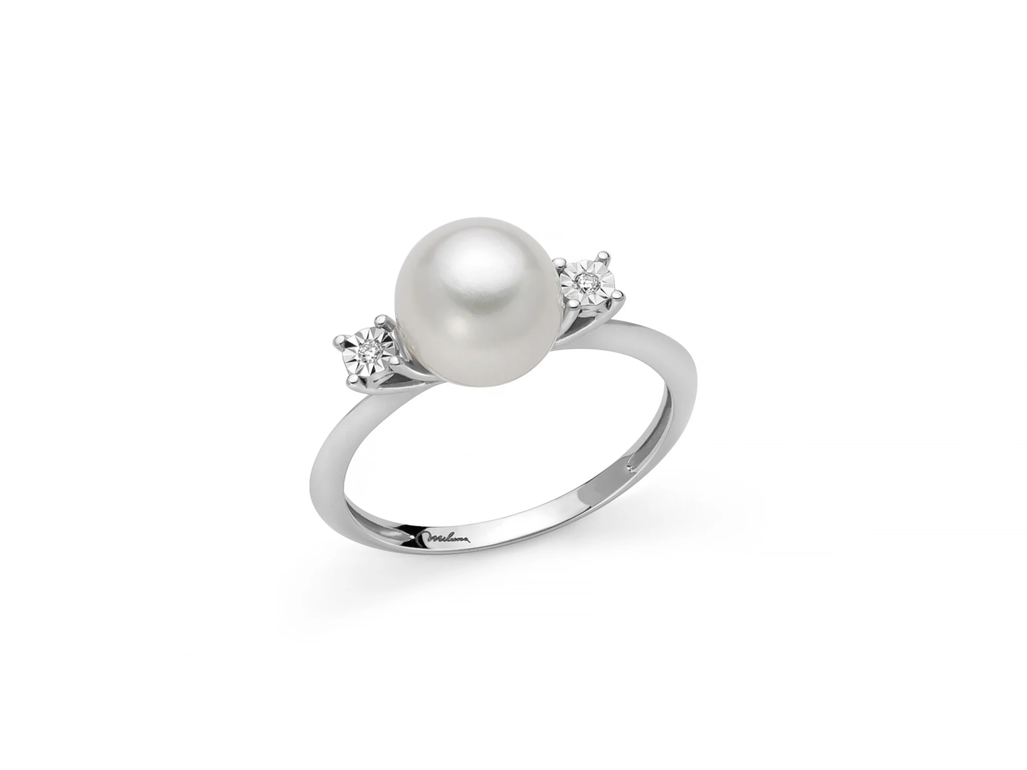 Anello Miluna con Perle e Diamanti: un gioiello di lusso per celebrare l'eleganza e il prestigio, disponibile su Gioielleria Patricia Oro