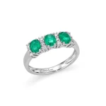 Anello Miluna Trilogy Smeraldo e Diamanti: un capolavoro di alta gioielleria con diamanti certificati, perfetto per un'idea regalo preziosa.
