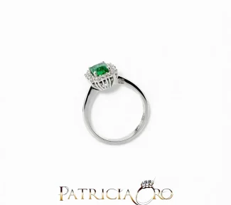 Anello Davite&Delucchi con smeraldo e diamanti naturali: un gioiello smeraldo di alta gioielleria, perfetto per un'idea regalo preziosa. (Vista 2)