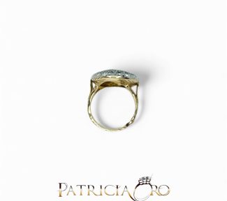 Scopri l'Anello Stile Antico in Oro e Diamanti di Clesi Gioielli, un capolavoro di alta gioielleria con diamanti certificati, perfetto come idea regalo preziosa. (Vista 2)