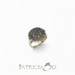 Scopri l'Anello Stile Antico in Oro e Diamanti di Clesi Gioielli, un capolavoro di alta gioielleria. Questo anello, con diamanti certificati, è un'idea regalo preziosa per chi ama i gioielli diamanti.