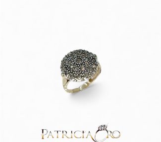 Scopri l'Anello Stile Antico in Oro e Diamanti di Clesi Gioielli, un capolavoro di alta gioielleria. Questo anello, con diamanti certificati, è un'idea regalo preziosa per chi ama i gioielli diamanti.