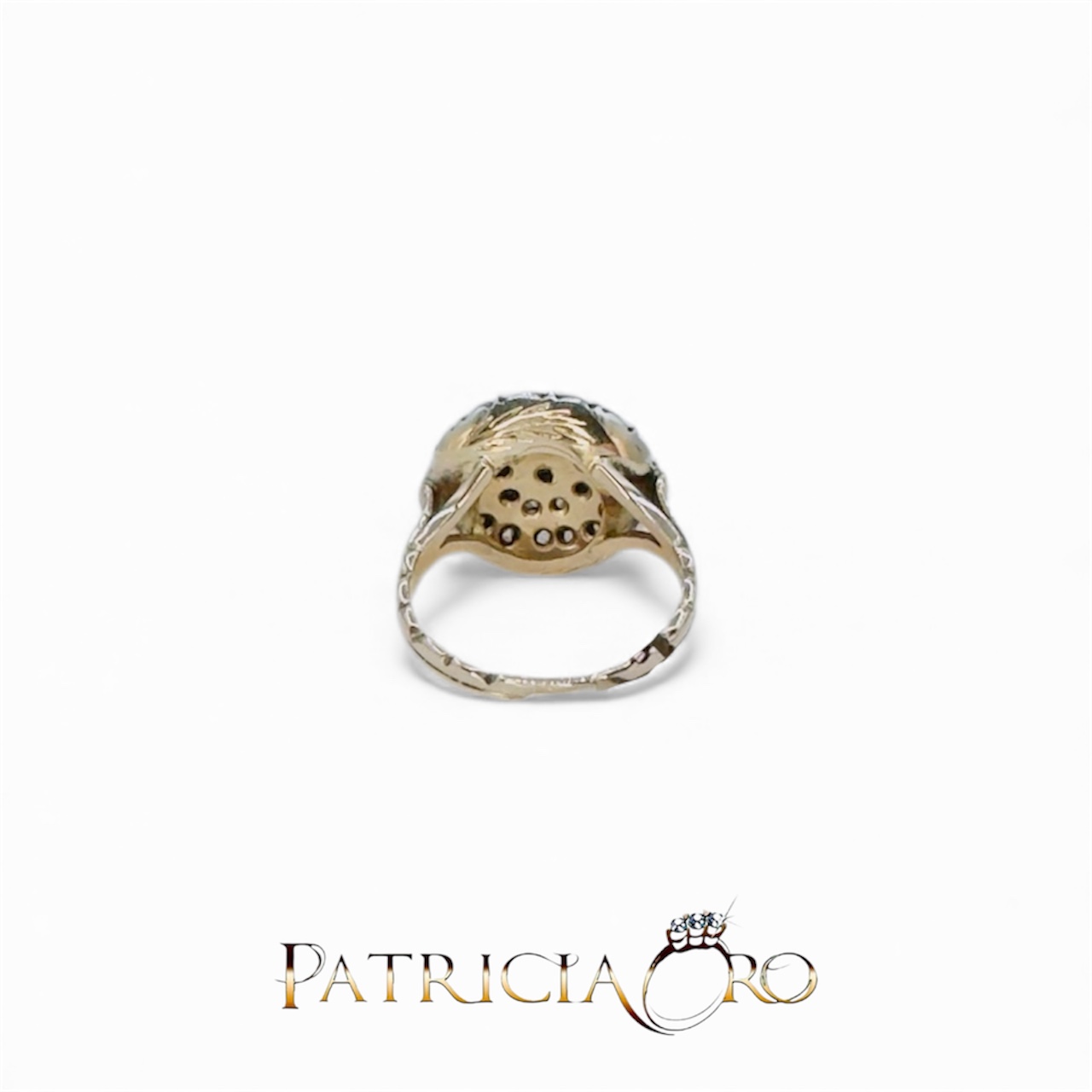 Scopri l'Anello Stile Antico in Oro e Diamanti di Clesi Gioielli, un capolavoro di alta gioielleria. Questo anello, con diamanti certificati, è un'idea regalo preziosa per chi ama i gioielli diamanti. (Vista 2)