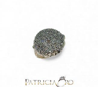 Scopri l'Anello Stile Antico in Oro e Diamanti di Clesi Gioielli, un capolavoro di alta gioielleria con diamanti certificati, perfetto come idea regalo preziosa. (Vista 2)