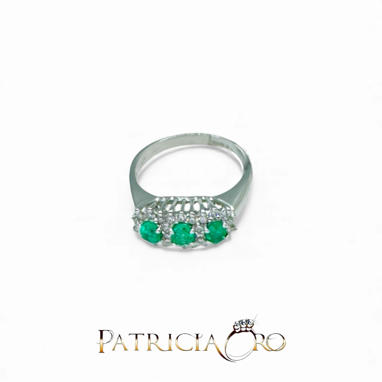 Splendido Anello Trilogy Smeraldo e Diamanti, un capolavoro di alta gioielleria con smeraldi preziosi. (Vista 2)