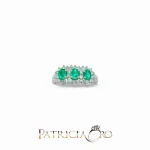 Splendido Anello Trilogy Smeraldo e Diamanti, un capolavoro di alta gioielleria con smeraldi preziosi.