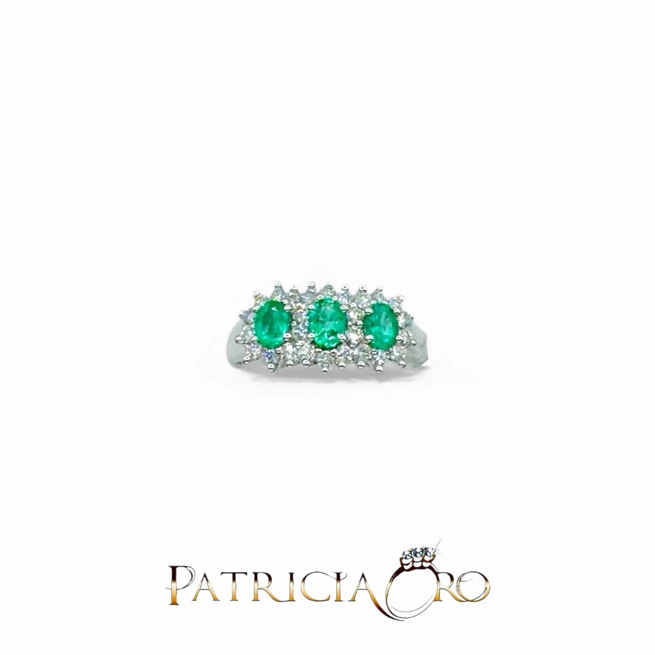 Splendido Anello Trilogy Smeraldo e Diamanti, un capolavoro di alta gioielleria con smeraldi preziosi.