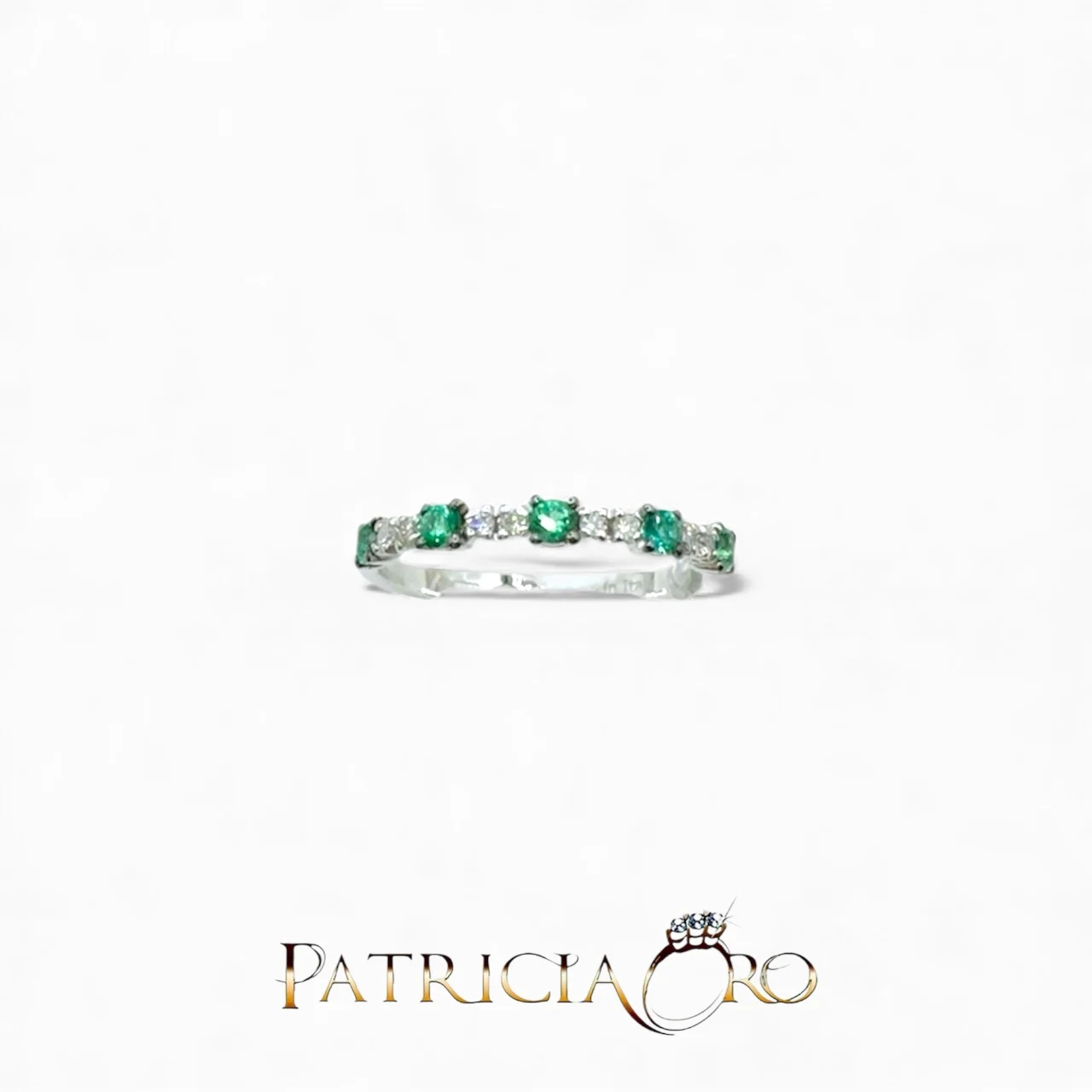 Splendido anello veretta Davite&Delucchi con smeraldi e diamanti, un gioiello smeraldo di alta gioielleria.