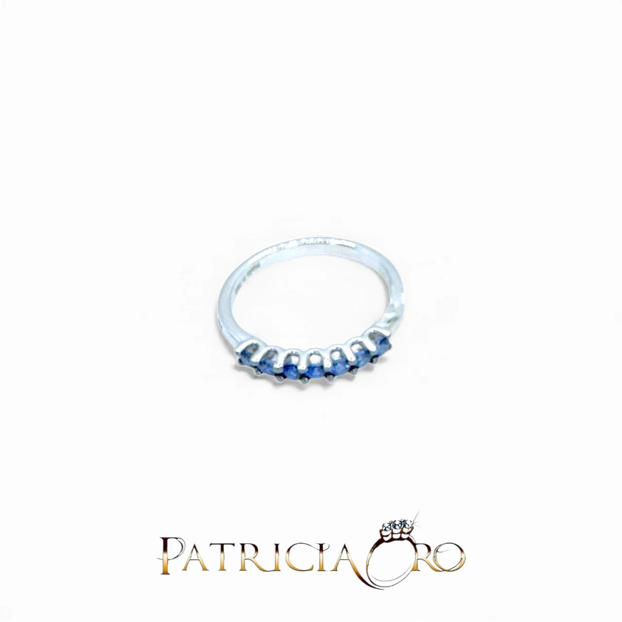 Anello Veretta con Zaffiro in Oro Davite&Delucchi: un gioiello di lusso per celebrare momenti speciali. (Vista 2)
