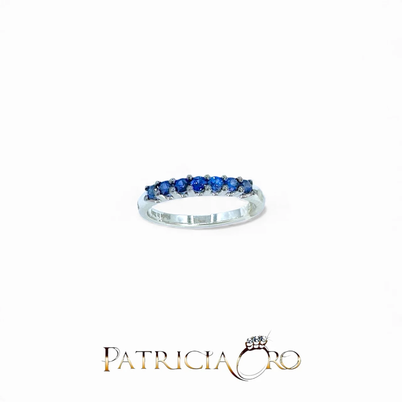 Anello Veretta con Zaffiro in Oro Davite&Delucchi: un gioiello di lusso per celebrare momenti speciali.