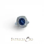 L'anello Zaffiro e Diamanti in Oro Bianco Davite&Delucchi, un gioiello di lusso che incarna l'eleganza. Scopri la bellezza dei gioielli diamanti. (Vista 3)