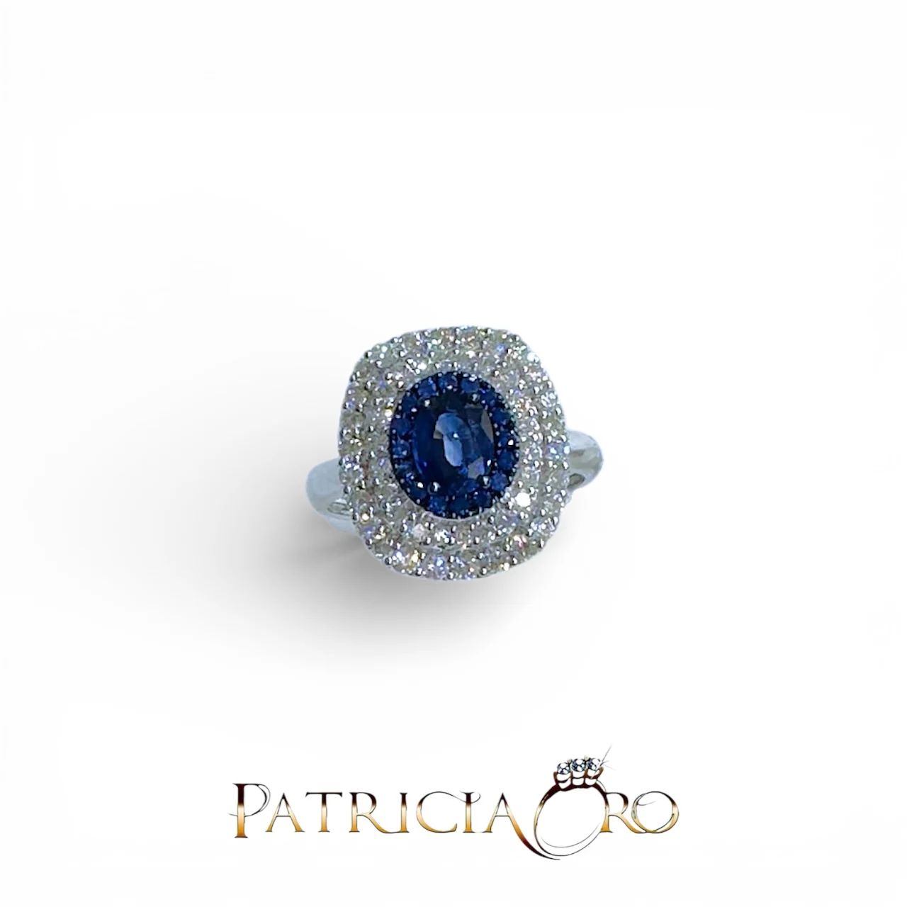 L'anello Zaffiro e Diamanti in Oro Bianco Davite&Delucchi, un gioiello di lusso che incarna l'eleganza. Scopri la bellezza dei gioielli diamanti. (Vista 3)