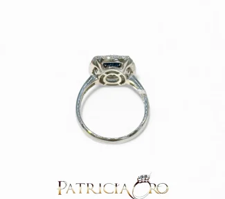 L'anello Zaffiro e Diamanti in Oro Bianco Davite&Delucchi, un gioiello di lusso che incarna l'eleganza. Scopri la bellezza dei gioielli diamanti. (Vista 2)