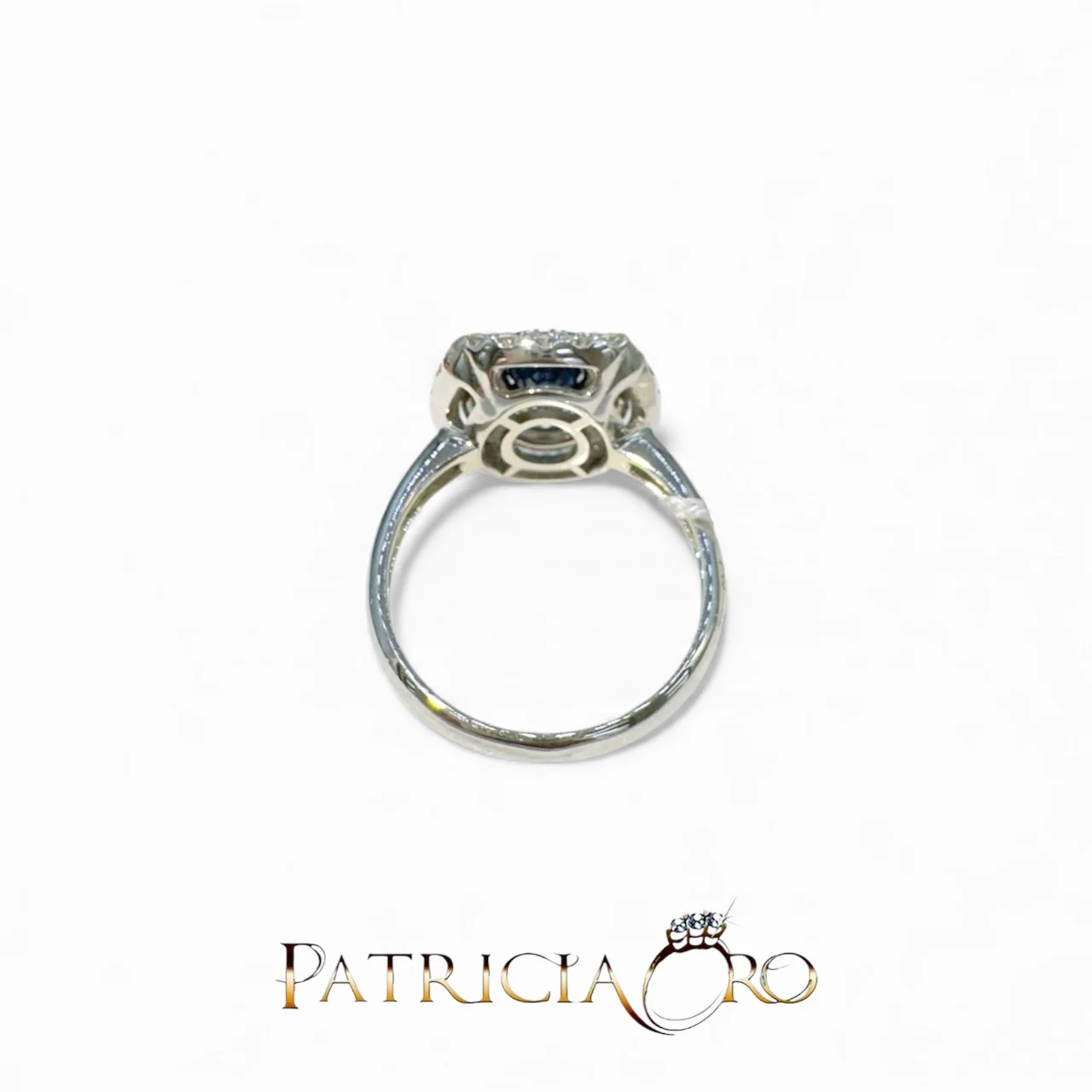 L'anello Zaffiro e Diamanti in Oro Bianco Davite&Delucchi, un gioiello di lusso che incarna l'eleganza. Scopri la bellezza dei gioielli diamanti. (Vista 2)