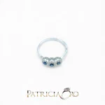 Splendido anello in oro con zaffiro e diamanti, un gioiello di lusso perfetto per un'occasione speciale. Scopri la nostra collezione di gioielli diamanti. (Vista 2)