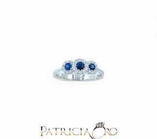 Splendido anello in oro con zaffiro e diamanti, un gioiello di lusso perfetto per un'occasione speciale. Scopri la nostra collezione di gioielli diamanti.