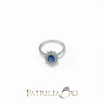 Splendido anello in oro con zaffiro e diamanti, un gioiello di lusso perfetto per un'occasione speciale. Scopri la nostra collezione di gioielli diamanti. (Vista 2)