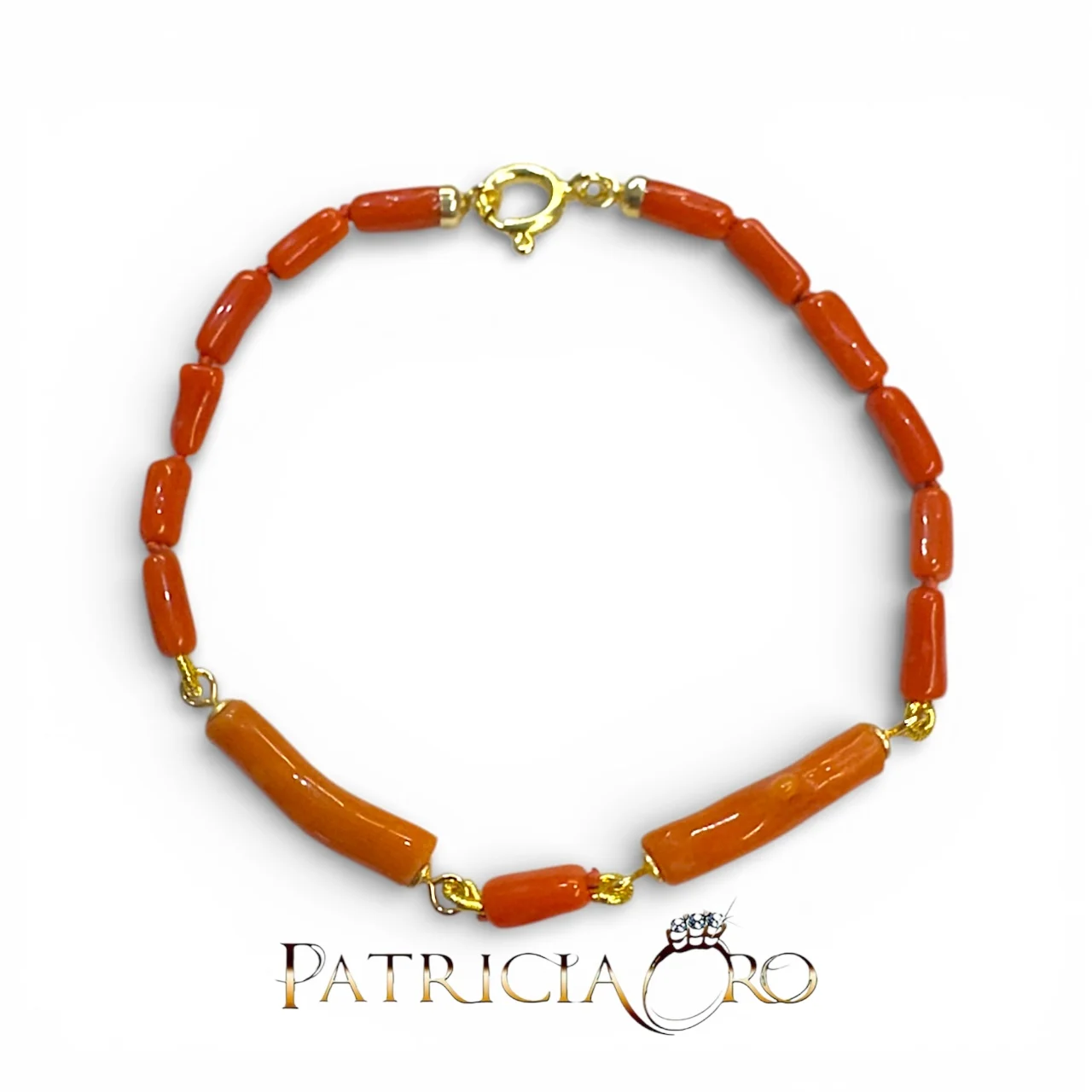 Bracciale con corallo naturale di Patricia Oro Creations, un gioiello made in Italy di alta gioielleria, perfetto come idea regalo preziosa.