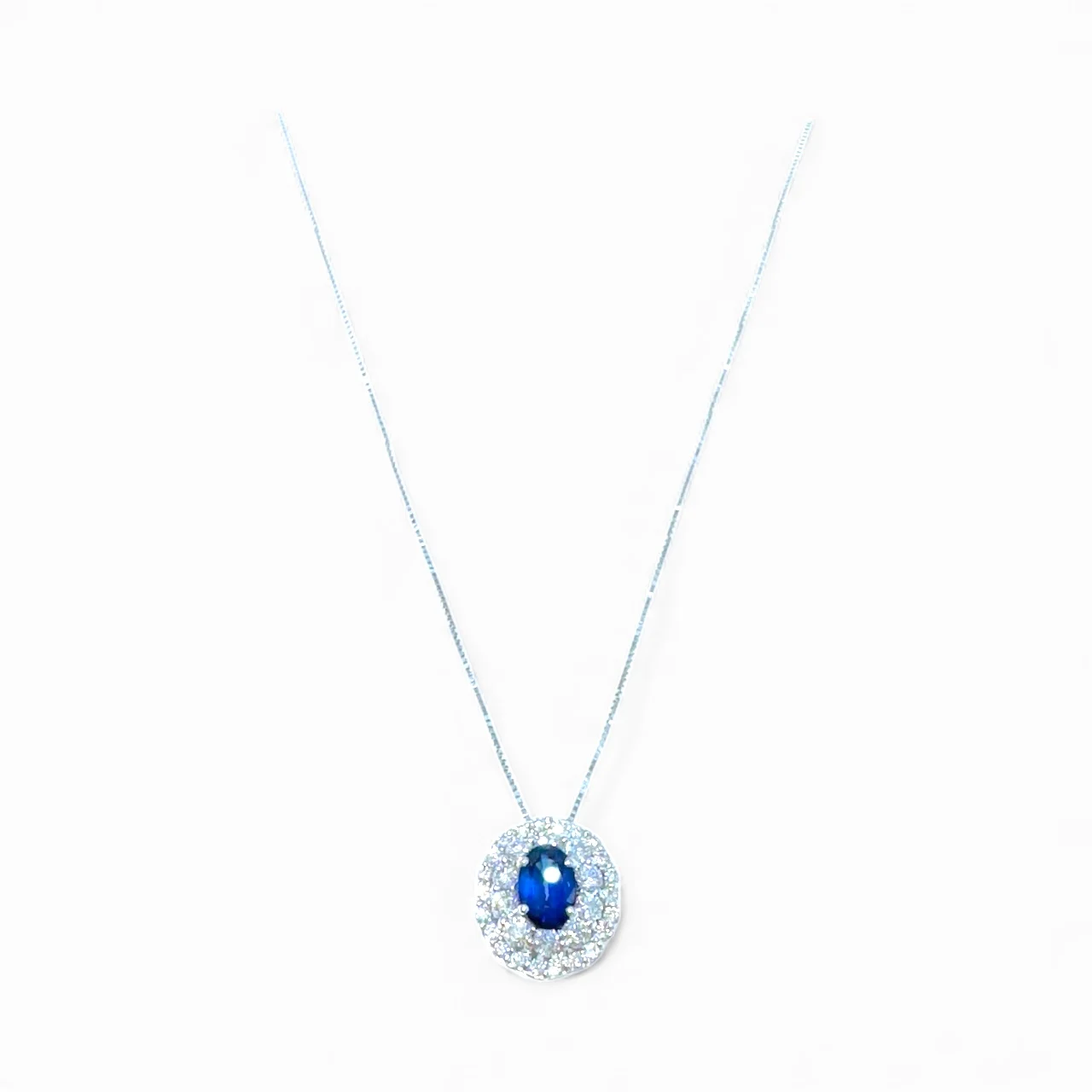 Splendida collana in oro con zaffiro e diamanti, un gioiello di lusso perfetto per un'occasione speciale.