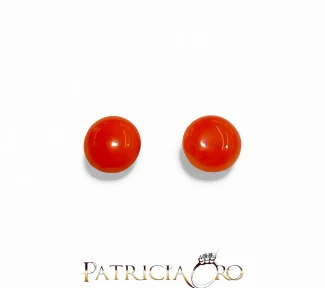 Splendidi orecchini a bottone in corallo e oro di Patricia Oro Creations, gioielli made in italy di alta qualità.