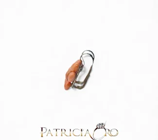 Eleganti orecchini a bottone con Corallo Sciacca, un gioiello made in Italy di Patricia Oro Creations, perfetto per un regalo prezioso. (Vista 2)