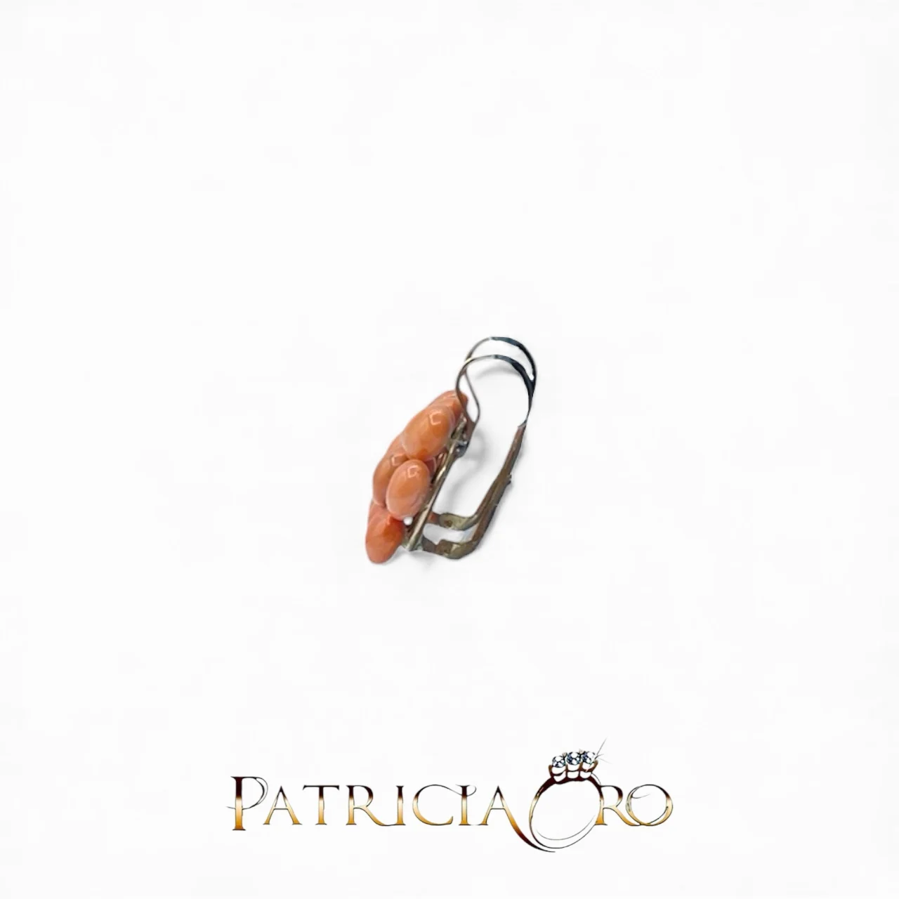 Eleganti orecchini a bottone con Corallo Sciacca, un gioiello made in Italy di Patricia Oro Creations, perfetto per un regalo prezioso. (Vista 2)