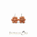 Eleganti orecchini a bottone con Corallo Sciacca, un gioiello made in Italy di Patricia Oro Creations, perfetto per un regalo prezioso.
