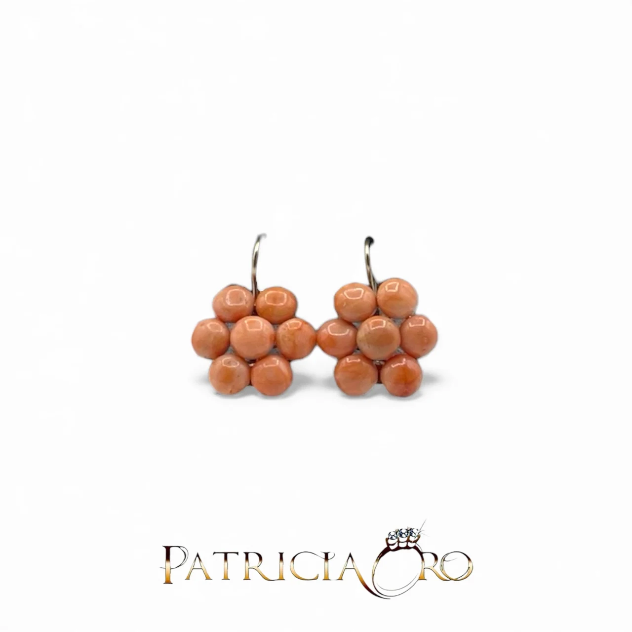Eleganti orecchini a bottone con Corallo Sciacca, un gioiello made in Italy di Patricia Oro Creations, perfetto per un regalo prezioso.