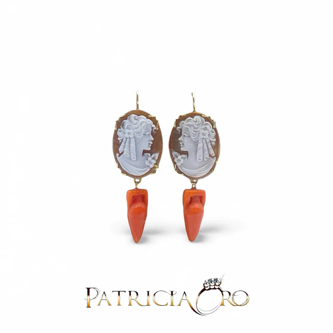 Orecchini Cammeo in Corallo Sciacca di Patricia Oro Creations | Gioielleria Patricia Oro Splendidi orecchini Cammeo con scultura in Corallo Sciacca, un capolavoro di gioielli made in italy, perfetti per un'occasione speciale.