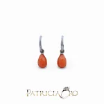 Splendidi orecchini in oro con corallo e diamanti, un gioiello di lusso perfetto per un'occasione speciale.